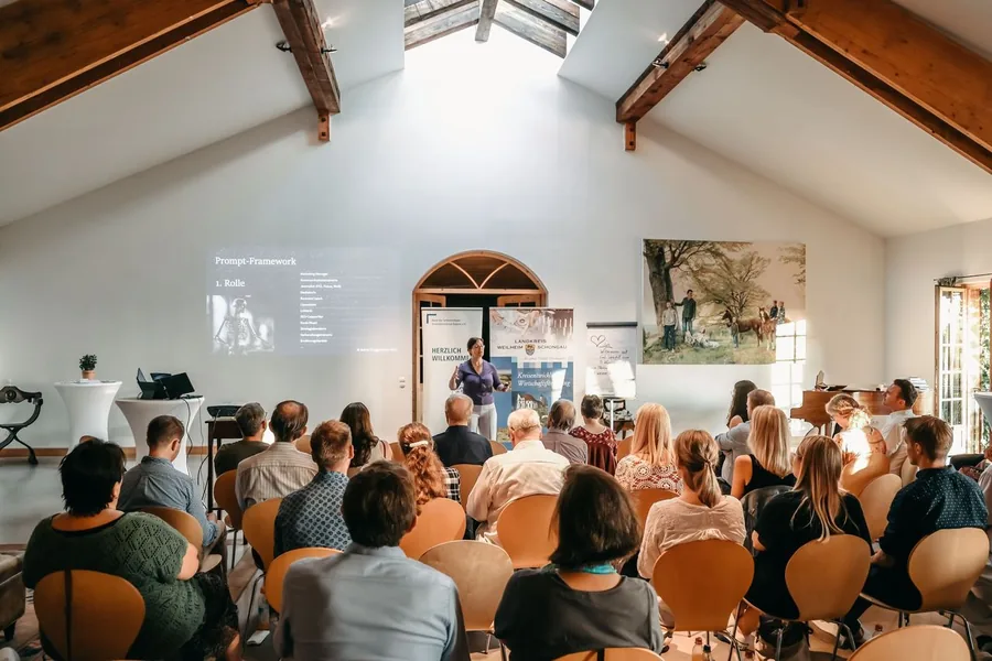 Seminarraum auf Gut Schörghof mit historischem Dachstuhl