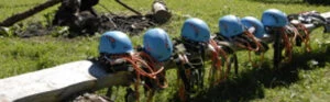 Helme für erlebnisorientierte Teamaufgaben im Kletterwald neben Gut Schörghof